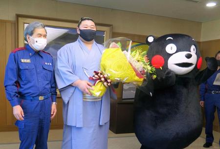 　熊本県庁を訪れ、蒲島知事（左）、くまモン（右）と記念撮影する正代