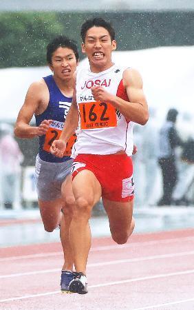 　男子１００メートル決勝　１０秒３２（追い風参考）で優勝した城西大の鈴木涼太（右）＝相模原ギオンスタジアム
