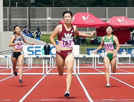 　女子４００メートル障害で４連覇を果たした早大の小山佳奈（中央）＝相模原ギオンスタジアム