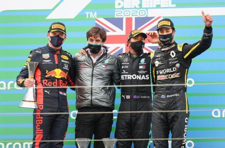 　自動車Ｆ１アイフェルＧＰで優勝し、表彰台で喜ぶメルセデスのルイス・ハミルトン（右から２人目）、２位のレッドブル・ホンダのマックス・フェルスタッペン（左端）ら＝ニュルブルク（ロイター＝共同）