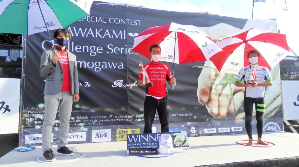 　傘と足下のフラットフープで距離を取り表彰を受ける（右から）準優勝の井上鷹、優勝の塚本将也