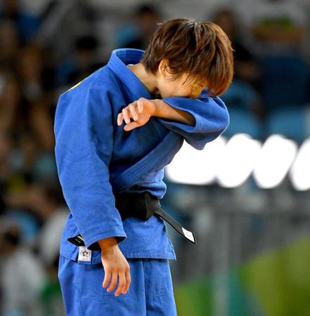 　日本選手団第１号メダルとなる銅　３位決定戦に勝利し涙する近藤亜美＝２０１６年８月