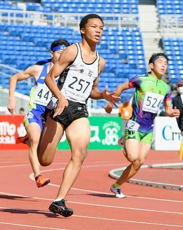 　男子２００メートル決勝　２１秒８４で優勝した津田伊万（左手前）＝日産スタジアム