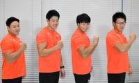 筋肉を見せるＫ４男子代表の（左から）松下、藤嶋、水本、宮田