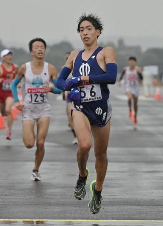 箱根駅伝予選会を日本人１位でゴールする順天堂大の三浦龍司（代表撮影）