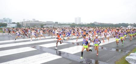 スタートする各大学の選手たち＝陸上自衛隊立川駐屯地内（代表撮影）