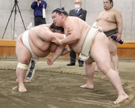 　両国国技館内の相撲教習所で稽古する正代（右）と貴景勝＝１７日