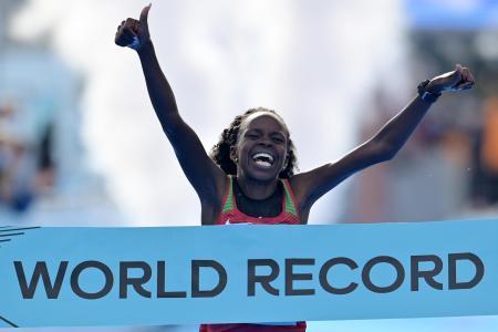 女子ハーフマラソンで世界新記録ジェプチルチル１時間５分１６秒