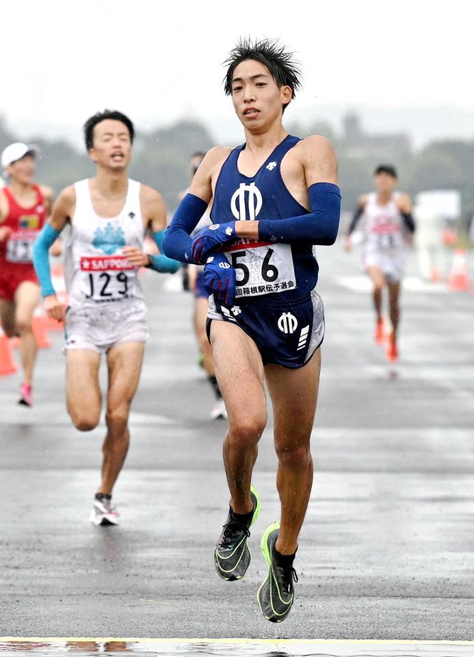 　日本人１位でゴールする順大・三浦龍司（代表撮影）