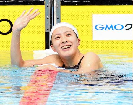 　女子２００メートル個人メドレーで短水路日本新記録で優勝し、スタンドに手を振る大橋悠依（代表撮影）