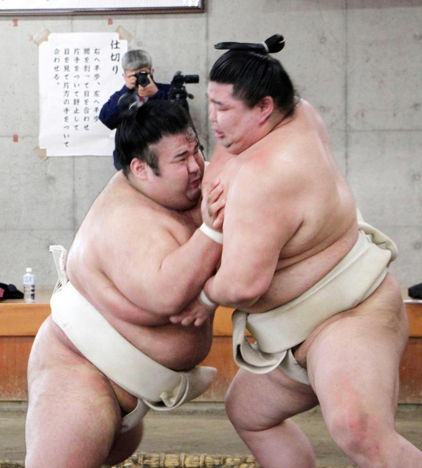 　稽古する貴景勝（左）と正代