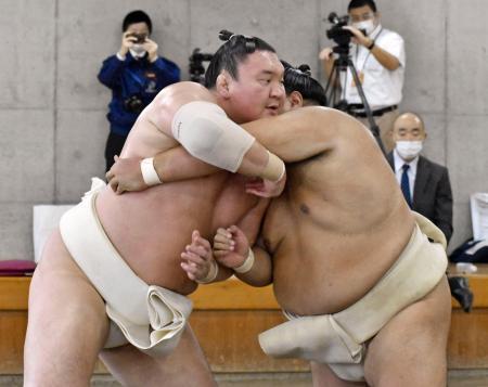 　合同稽古に参加した白鵬（左）＝２０日、両国国技館内の相撲教習所