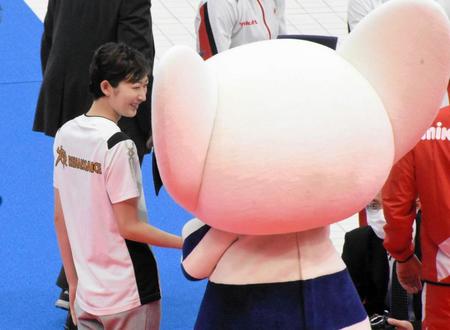 　東京五輪のマスコット・ミライトワと笑顔を浮かべる池江璃花子