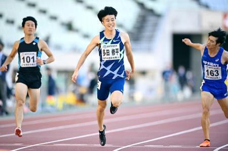 　男子１００メートル決勝　１０秒２２で優勝した多田修平（中央）＝ヤンマースタジアム長居