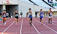 　男子１００メートルで優勝した多田修平（６レーン）＝ヤンマースタジアム長居