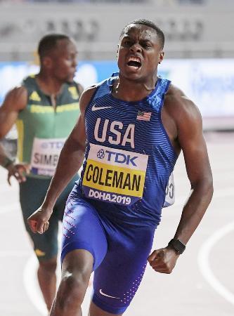 　世界陸上男子１００メートル決勝で優勝し、雄たけびを上げる米国のクリスチャン・コールマン＝２０１９年９月、ドーハ（共同）