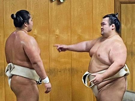 琴勝峰（左）に助言する琴奨菊（日本相撲協会提供）