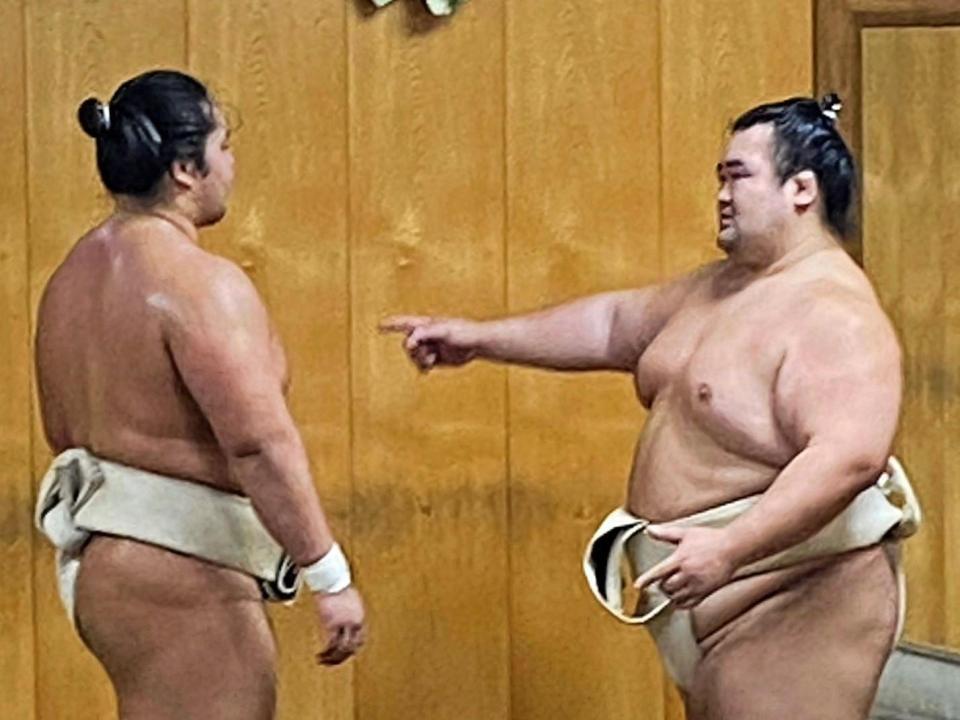 琴勝峰（左）に助言する琴奨菊（日本相撲協会提供）