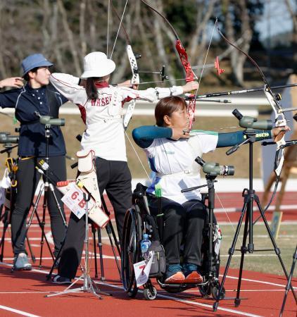 　リカーブ女子予選に出場した、東京パラリンピック代表の重定知佳（手前）＝愛知県岡崎市