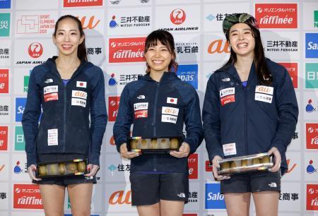 　女子ボルダリングで優勝し、笑顔を見せる中村真緒（中央）と２位の野口啓代（左）、３位の伊藤ふたば＝石鎚クライミングパークＳＡＩＪＯ
