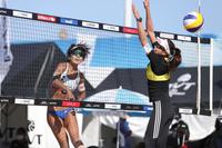 　対戦する石井美樹（左）と坂口佳穂（提供　ＪＶＡ　ＢＥＡＣＨ）