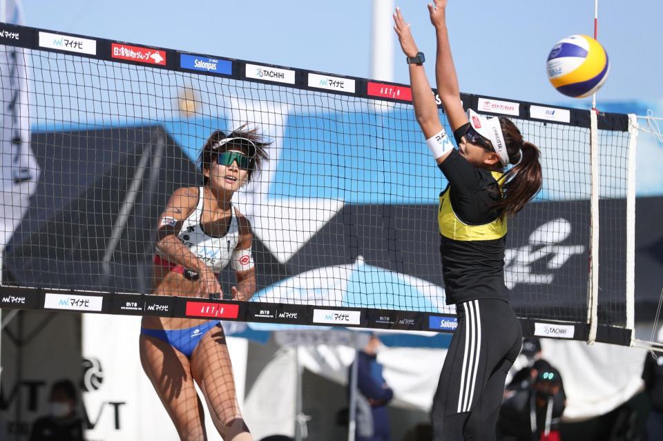 　対戦する石井美樹（左）と坂口佳穂（提供　ＪＶＡ　ＢＥＡＣＨ）