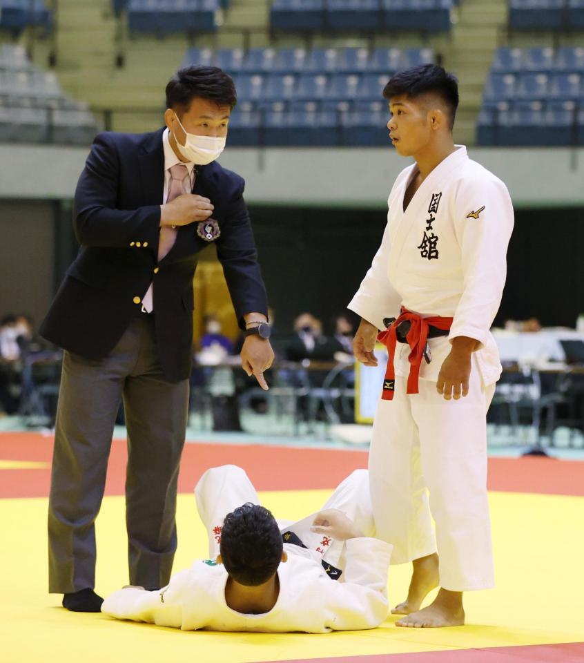 　男子６０キロ級決勝で小西誠志郎（右）が米村克麻（下）を抑え込んだ状態での試合再開を指示する主審（代表撮影）