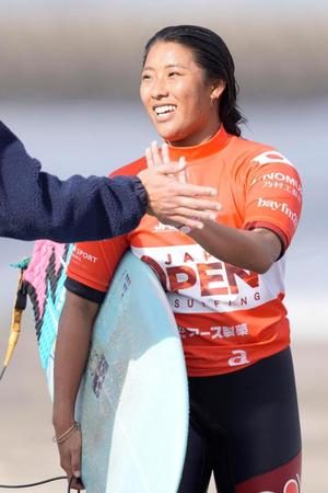 女子１回戦を突破した前田マヒナ＝千葉県一宮町の釣ケ崎海岸