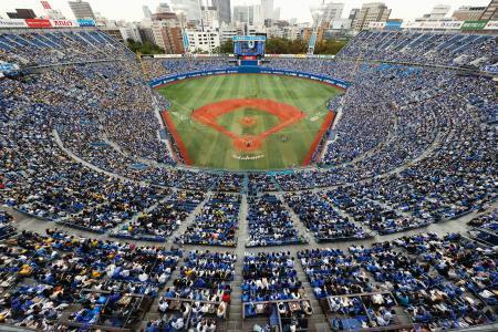 　大規模イベントの入場制限緩和に向け、プロ野球の公式戦で満員を目指して観客を収容し、調査が実施された横浜スタジアム＝１日午後、横浜市