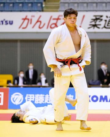 　男子９０キロ級決勝で長井（下）を破り連覇を決めた村尾