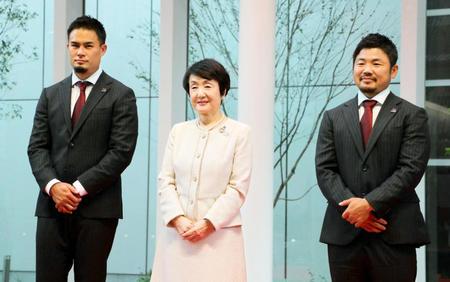 キヤノンのホストエリア発表会見に出席した（左から）田村、林横浜市長、田中