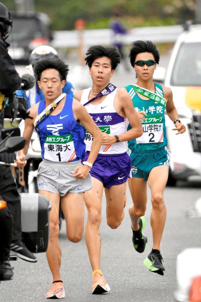 　８区で青学大・吉田（右）、東海大・名取（左）とのエース対決を制した駒大の田沢（代表撮影）