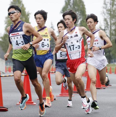 　３区で力走する富士通の中村匠吾（右から２人目）＝熊谷スポーツ文化公園
