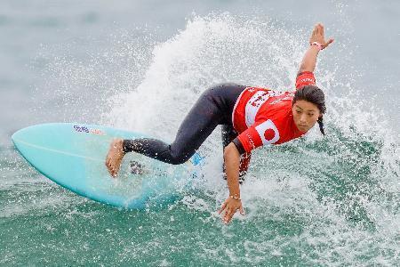 　女子決勝　水しぶきを上げる前田マヒナ＝千葉県一宮町の釣ケ崎海岸
