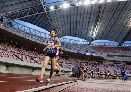 　女子５０００メートル　１５分２２秒３９の２位だった田中希実（手前）＝デンカビッグスワンスタジアム