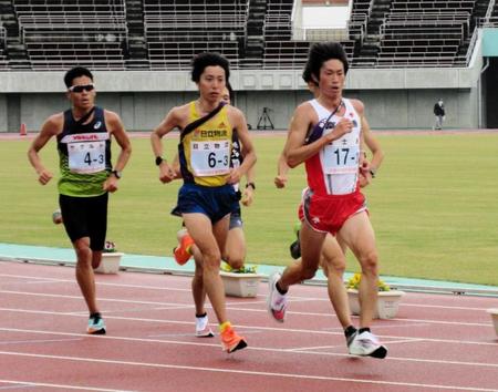 　集団を引っ張る中村匠吾（１７番）＝熊谷スポーツ文化公園陸上競技場