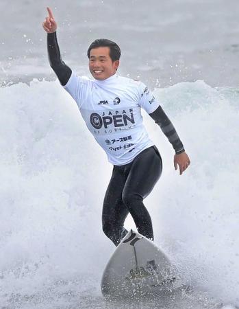 　優勝し喜ぶ大原洋人