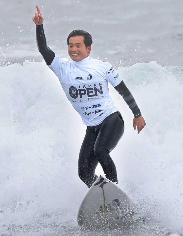 　優勝し喜ぶ大原洋人