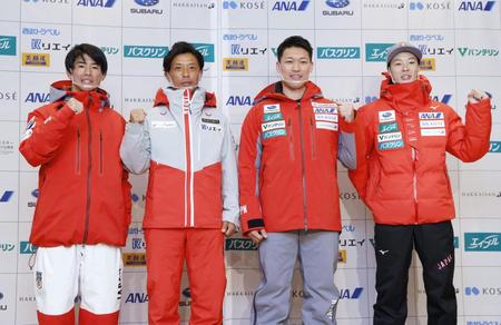 　全日本スキー連盟の記者会見で、ポーズをとる堀島行真（左端）、小林陵侑（右端）ら
