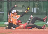 ５回、本塁に突っ込んだトヨタ自動車・長谷部陽香（右）と交錯するビックカメラ高崎・上野由岐子＝パロマ瑞穂野球場（撮影・高部洋祐）