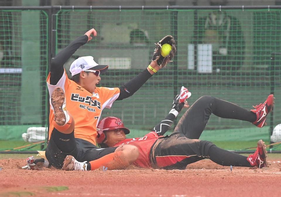 ５回、本塁に突っ込んだトヨタ自動車・長谷部陽香（右）と交錯するビックカメラ高崎・上野由岐子＝パロマ瑞穂野球場（撮影・高部洋祐）