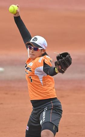 　力投するビックカメラ高崎・上野由岐子（撮影・高部洋祐）