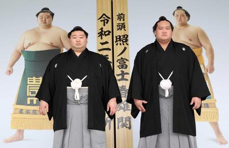 　優勝額贈呈式に出席した（左から）正代と照ノ富士（代表撮影）