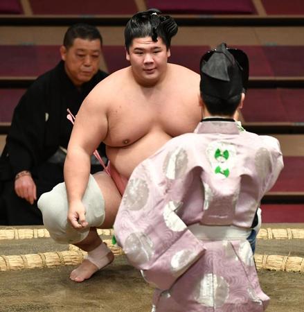 錦富士を送り投げで破り、初日白星を挙げた宇良＝両国国技館（撮影・西岡正）
