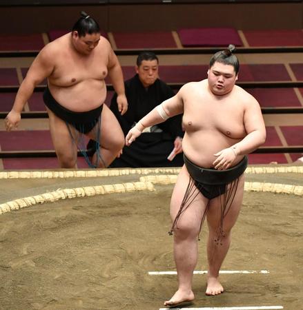 大翔鵬（左）を押し出しで破った納谷＝両国国技館（撮影・西岡正）