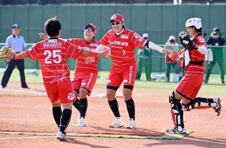 　優勝を決め、喜ぶ上野（中央）らビックカメラ高崎ナイン＝パロマ瑞穂野球場