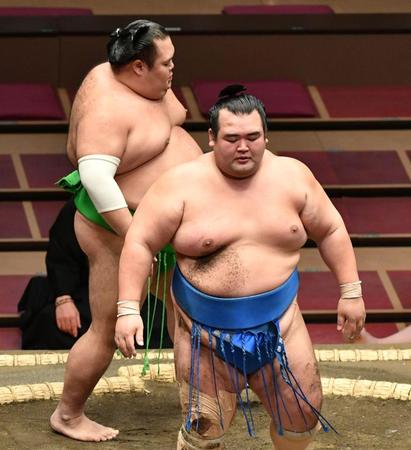 千代丸（左）に敗れ、黒星で引き揚げる琴奨菊＝両国国技館（撮影・西岡正）