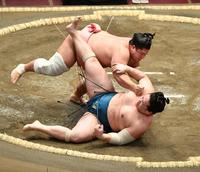 錦富士（下）を送り投げで破る宇良＝両国国技館（撮影・西岡正）