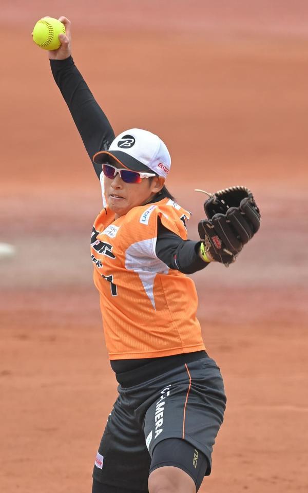 　力投するビックカメラ高崎・上野由岐子（撮影・高部洋祐）