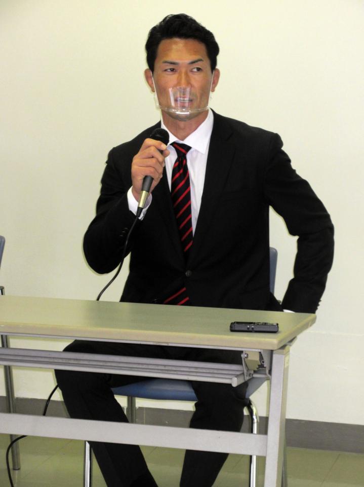 　白星発進し、試合後に会見する京産大・伊藤鐘史監督＝大阪・鶴見緑地球技場